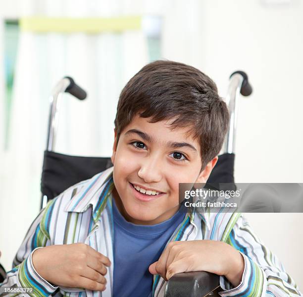 little boy with cerebral palsy - cerebal palsy stockfoto's en -beelden