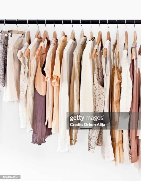 hangers com roupas - gancho imagens e fotografias de stock