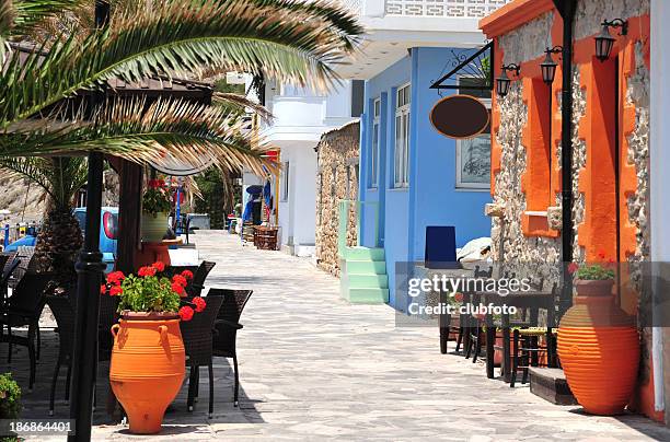 calle lo largo de la playa mirtos en el sur de creta, grecia - creta fotografías e imágenes de stock