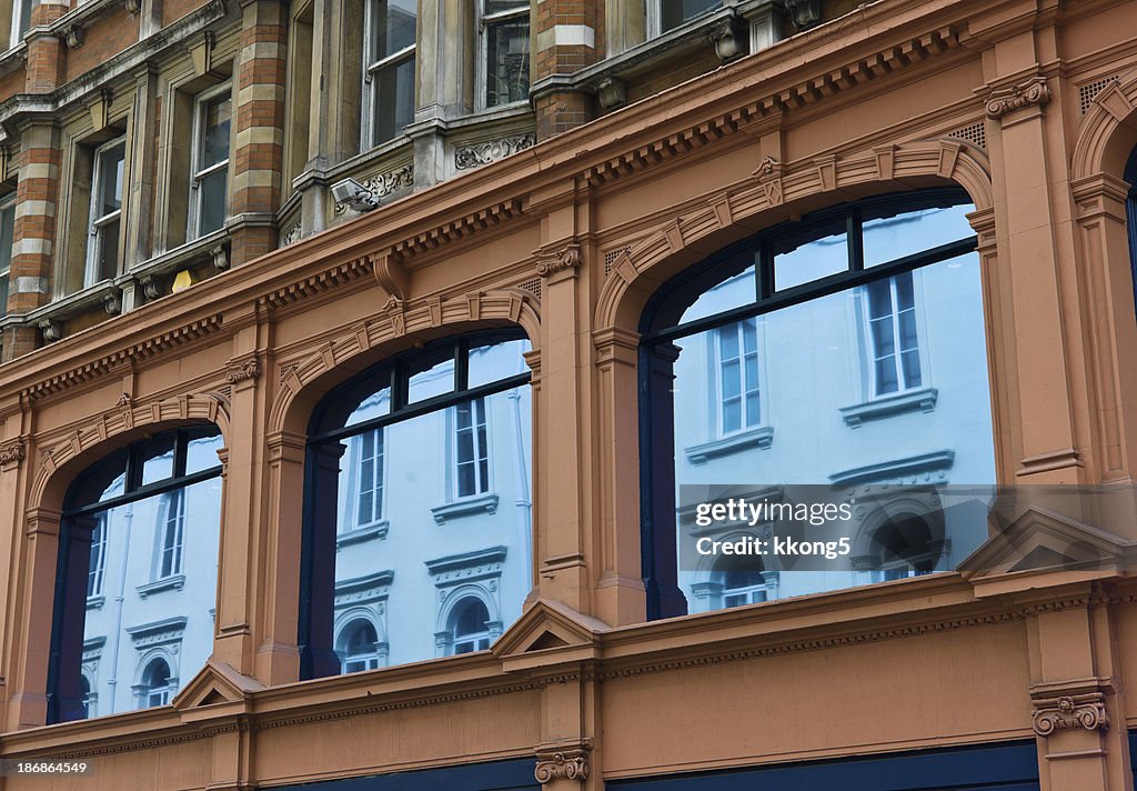 London Architecture: Mayfair Classic Fassade in Sunny Afternoon