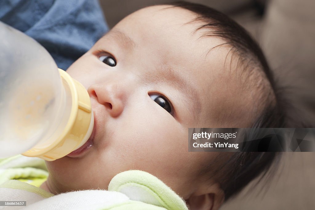Asiático a partir de um frasco alimentação Bebé
