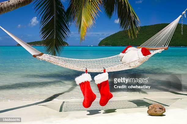 santa hats and stocking at a tropical caribbean beach - caribbean christmas 個照片及圖片檔