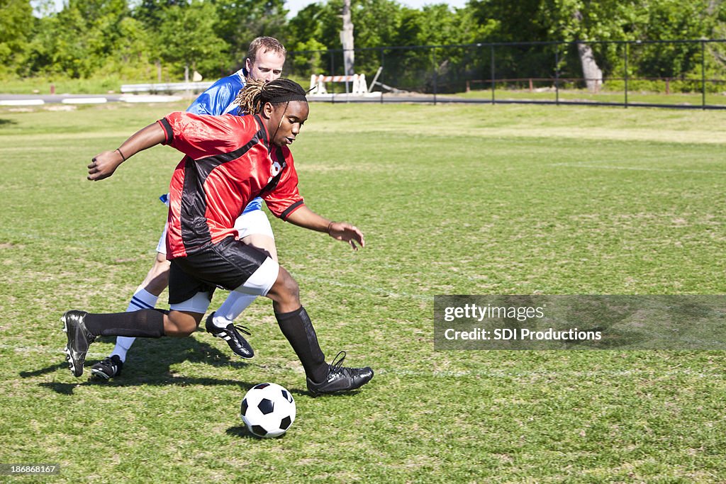 Profissional Jogador de futebol Fintar a bola contra o adversário
