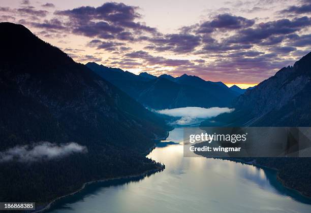 top-aussicht auf see plansee mit sonnenaufgang, tirol, österreich, alpen - bergsee stock-fotos und bilder