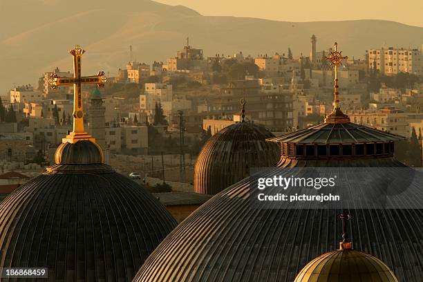 交差とドームの聖地エルサレムの - church of the holy sepulchre ストックフォトと画像