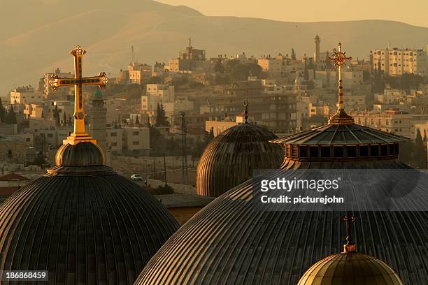 crosses and domes in the holy city of jerusalem - religieus icoon stockfoto's en -beelden
