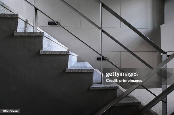 caja de escalera abierta en un edificio moderno - escaleras fotografías e imágenes de stock
