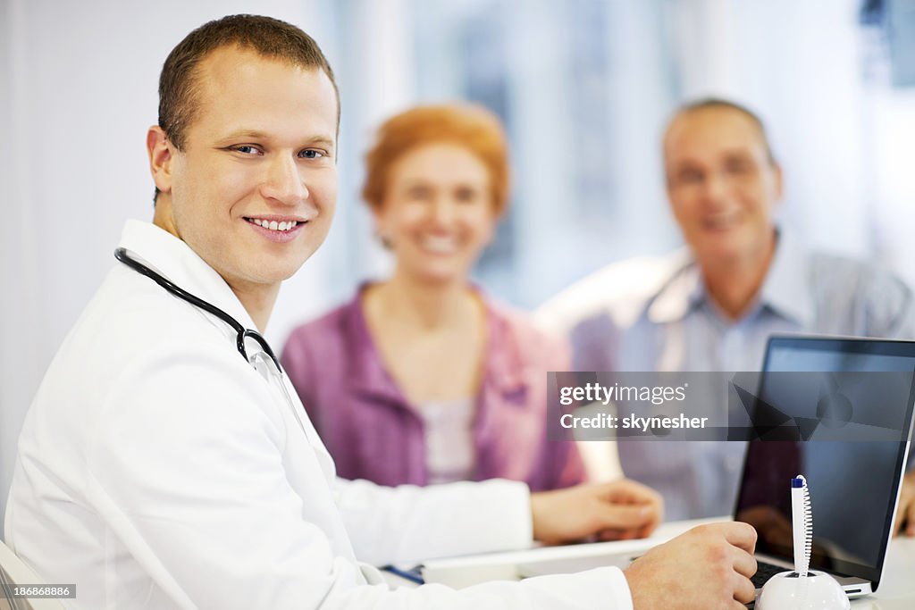 Alegre joven médico con su pareja madura paciente.