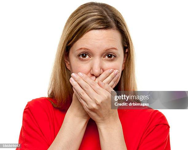 retrato de mujer - mano tapando la boca fotografías e imágenes de stock