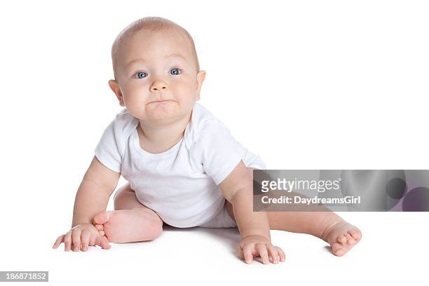siete meses de edad de bebé sobre fondo blanco - un solo niño bebé fotografías e imágenes de stock