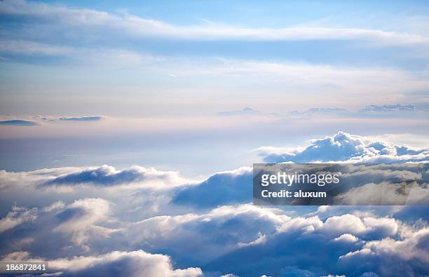 wolkengebilde - himmel wolken stock-fotos und bilder