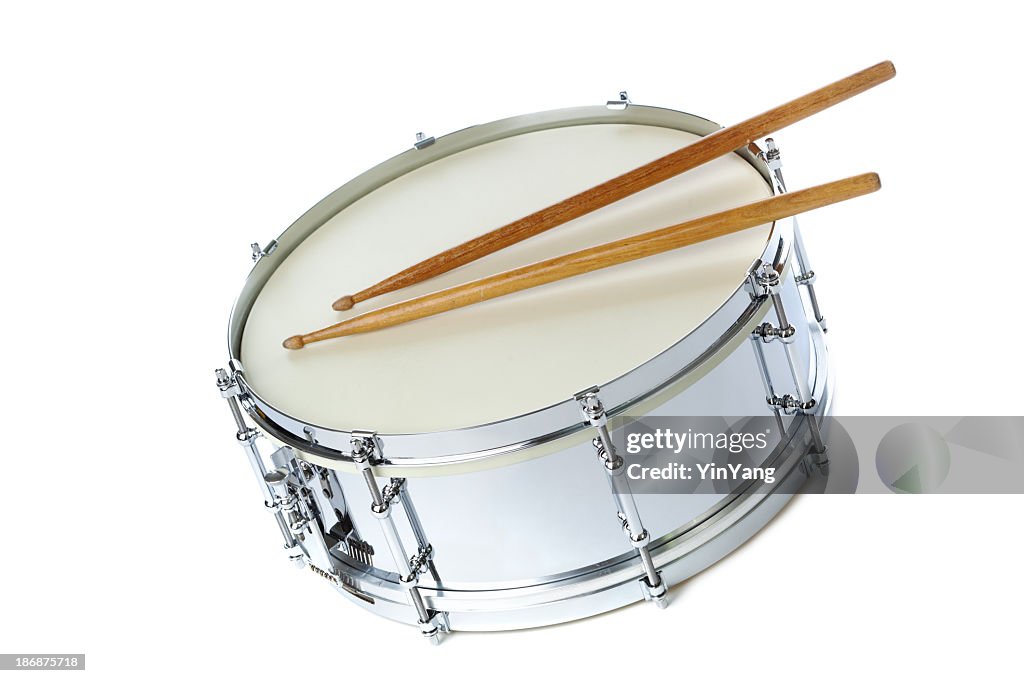 Silbernem Chrom Kleine Trommel in Instrument Sticks, auf weißem Hintergrund.