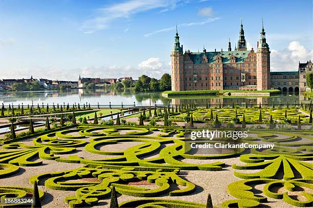 castillo de frederiksborg y los jardines, hillerød dinamarca. - castillo fotografías e imágenes de stock