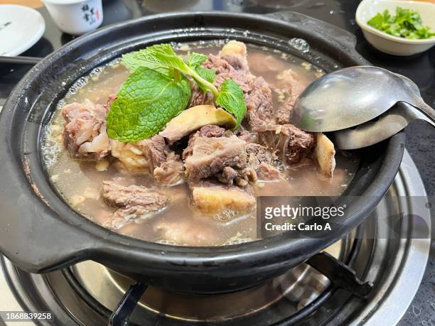 beef stew hot pot, yunnan, china - panchina stockfoto's en -beelden
