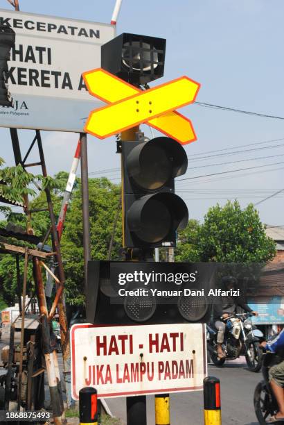 railroad crossing signal lights in indonesia. - cross railway station stock pictures, royalty-free photos & images