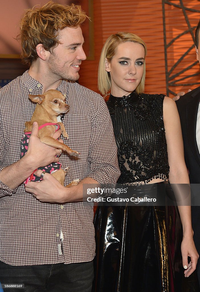 Jena Malone and Sam Claflin From The Hunger Games Catching Fire Visit Despierta America