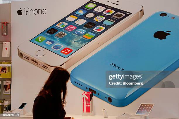 Customer browses Apple Inc. IPhone's at a T-Mobile US Inc. Retail store in Torrance, California, U.S., on Monday, Nov. 4, 2013. T-Mobile US Inc. Is...