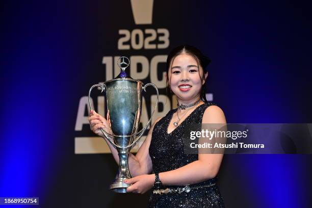 Miyuu Yamashita of Japan poses with the Mercedes-Benz Player of the Year trophy during the JLPGA Awards 2023 on December 20, 2023 in Tokyo, Japan.