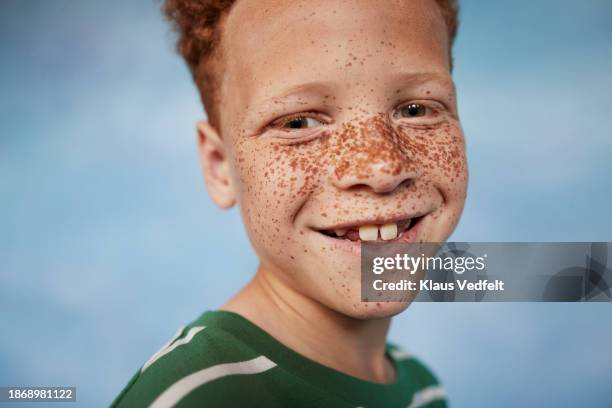 happy boy with freckles on face - tache de rousseur photos et images de collection