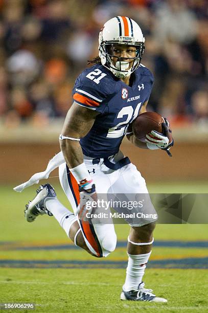 Running back Tre Mason of the Auburn Tigers runs downfield during their game against the Florida Atlantic Owls on October 26, 2013 at Jordan-Hare...