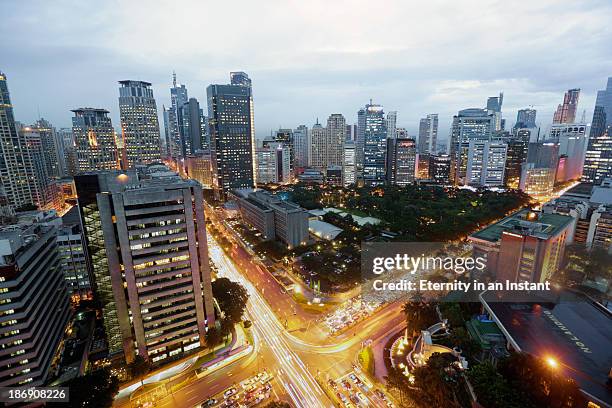 downtown manila makati skyline and traffic - makati stock-fotos und bilder