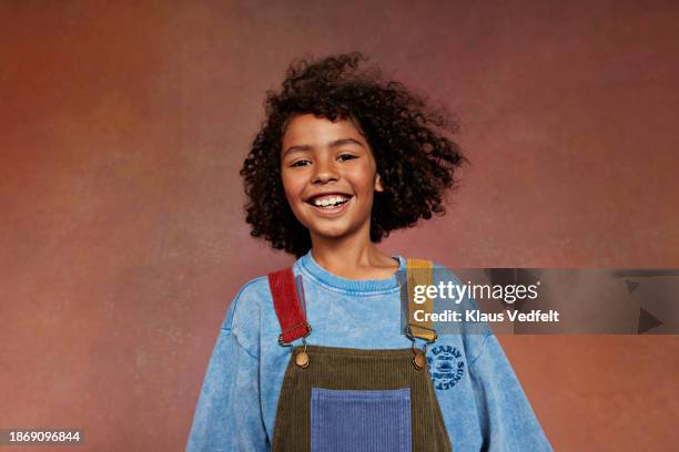 portrait of happy boy with black curly hair - peto prenda de vestir fotografías e imágenes de stock