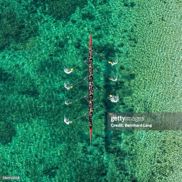 aerial view of 8-seat rowing boat in action - girl rowing boat photos et images de collection