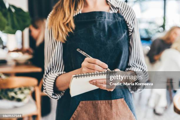 waitress writing on notepad. - camarera fotografías e imágenes de stock