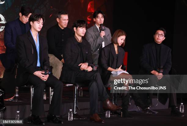 Actor Song Kang, Jung Jin-young, Lee Jin-uk, Yu Oh-seong, Lee Si-young, Kim Mu-yeol and director Lee Eung-bok attend the press conference for Netflix...