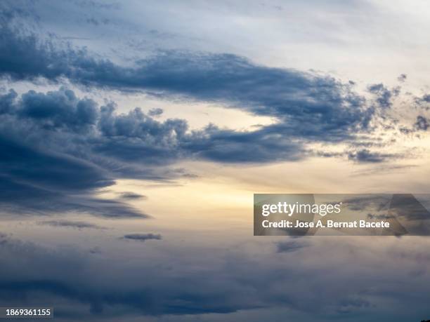 full frame of the low angle view of cirrus clouds in the sky at sunset. - altostratus stock-fotos und bilder