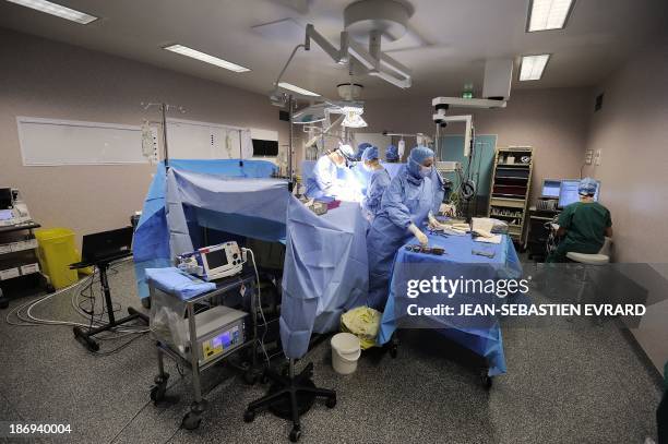 Operating Room Staff Photos and Premium High Res Pictures - Getty Images