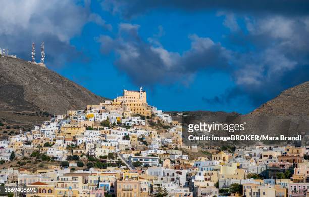 view of the town of ermoupoli with pastel-coloured houses, on the hill basilica of san giorgio in ano syros, dramatic cloudy sky, ermoupoli, syros, cyclades, greece, europe - syros photos et images de collection