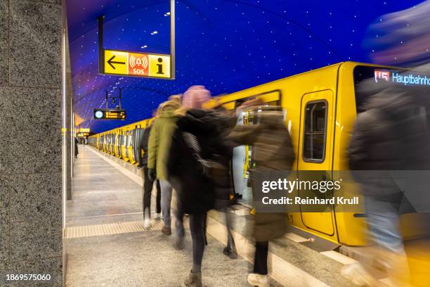 verschwommene bewegung von menschen vor u-bahn-zug - reinhard krull stock-fotos und bilder