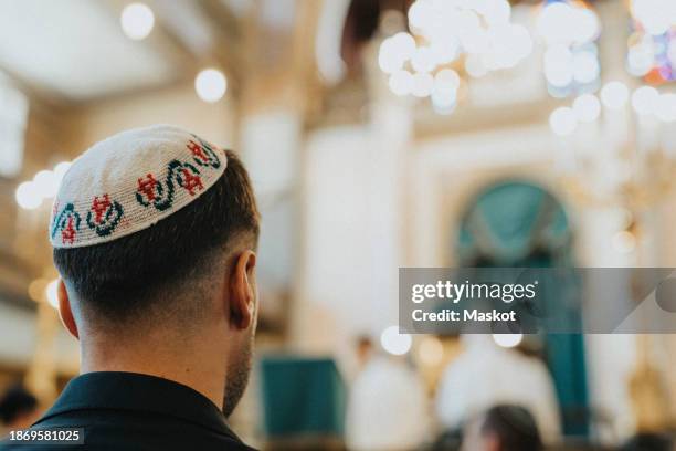 man wearing kippah during congregation at synagogue - juif photos et images de collection