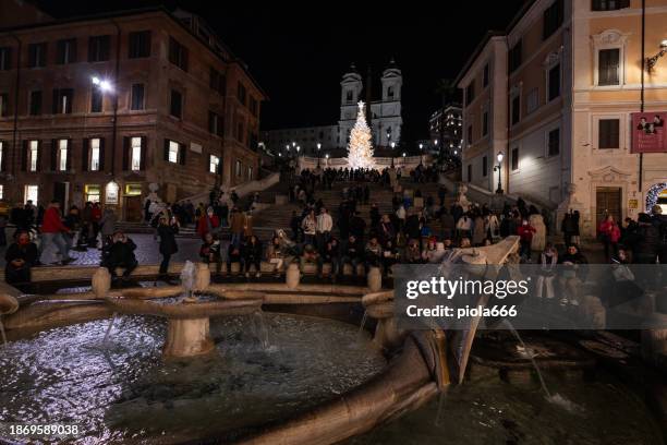 christmas decorations and light in piazza di spagna of rome 2023 - christmas lights up in piazza di spagna rome stock pictures, royalty-free photos & images