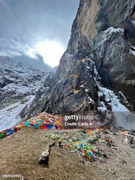 tibetan prayer flags on icefall - icefall stock pictures, royalty-free photos & images