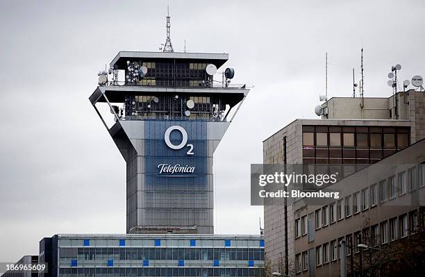 Cell Tower O2 67 Telcom Tower Photos & High Res Pictures - Getty Images