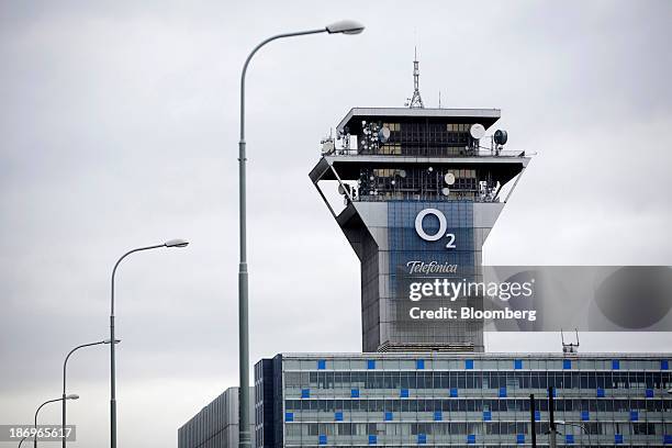 Cell Tower O2 67 Telcom Tower Photos & High Res Pictures - Getty Images