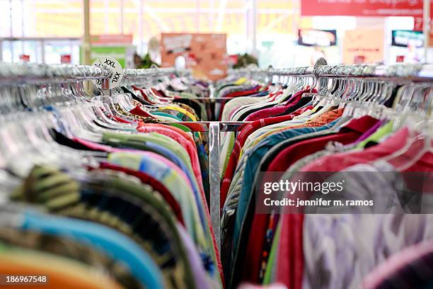 thrift store clothing racks - vêtement photos et images de collection