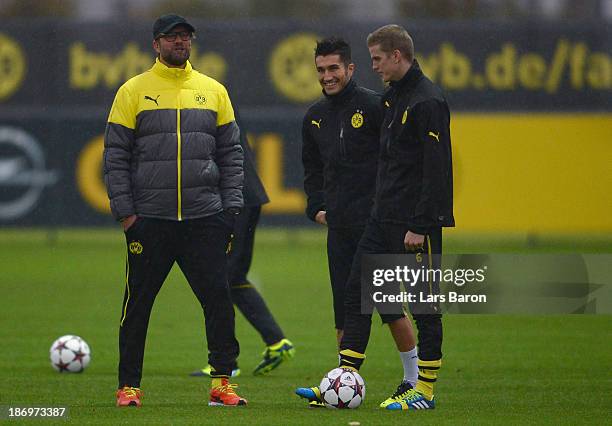 Head coach Juergen Klopp speaks with Nuri Sahin and Sven Bender during a Borussia Dortmund training session ahead of the UEFA Champions League Group...