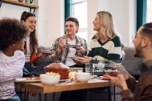 estudiantes almorzando - residencia estudiantil fotografías e imágenes de stock