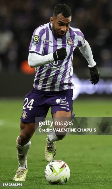 Toulouse's Venezuelan midfielder Cristian Casseres Junior runs with the ball during the French L1 football match between Toulouse FC and Monaco AS at...