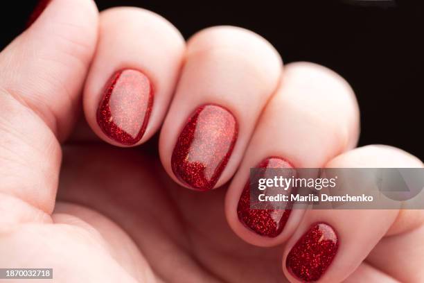 hand with red glitter gel fingernails - manicure stockfoto's en -beelden