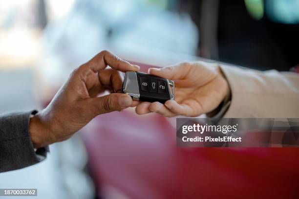 自動車販売店での女性の手受け取り車 - car keys hand ストックフォトと画像