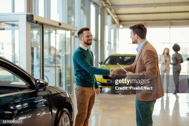 congratulations on your new ride - handshake car dealer stock pictures, royalty-free photos & images