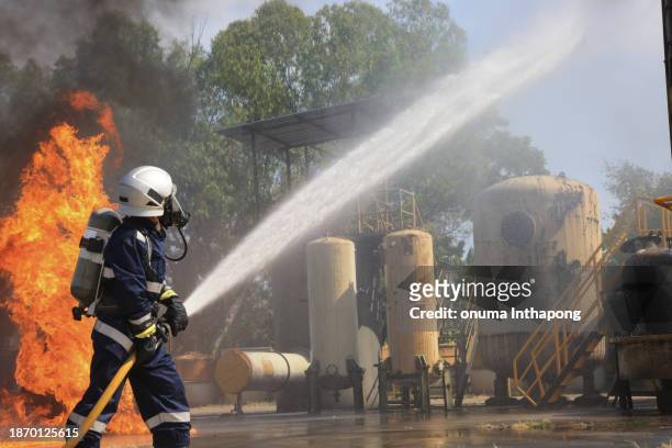 rescue fire fighter practice extinguishing - brandslang stockfoto's en -beelden