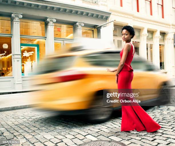 fashion in new york city - vrouw staat in mooie jurk stockfoto's en -beelden