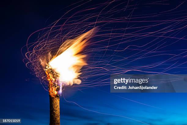 flaming torch at night - fakkel stockfoto's en -beelden