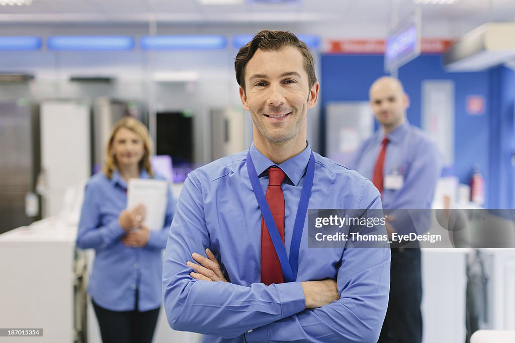 Portrait d'un vendeur dans le magasin de détail