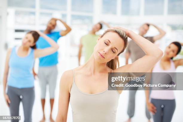 finden sie innere ruhe und entspannung - hals stock-fotos und bilder